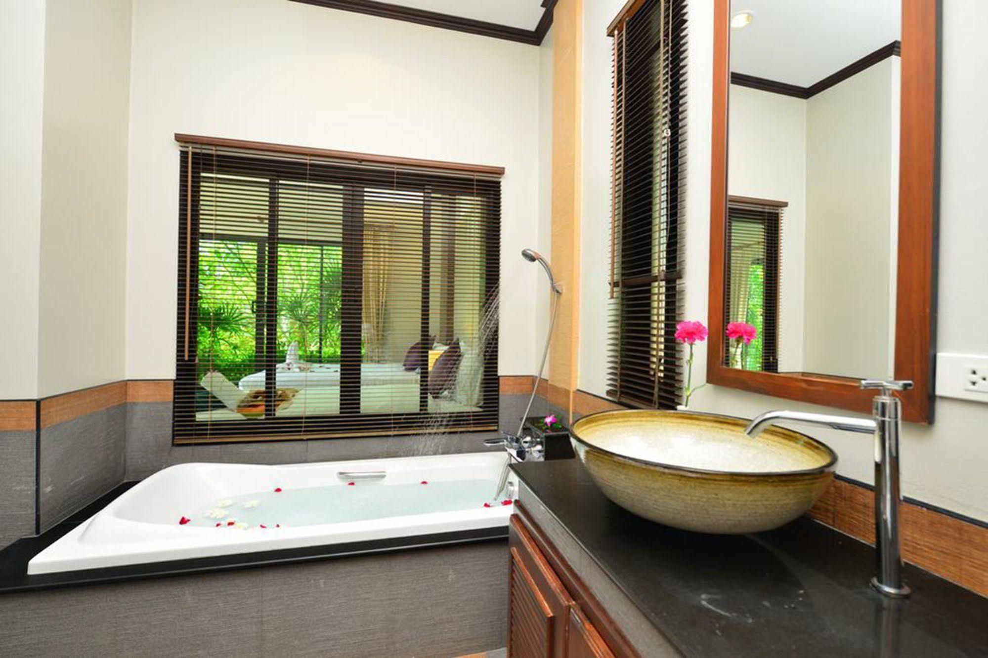 Naiharn Garden Villa Phuket Kültér fotó