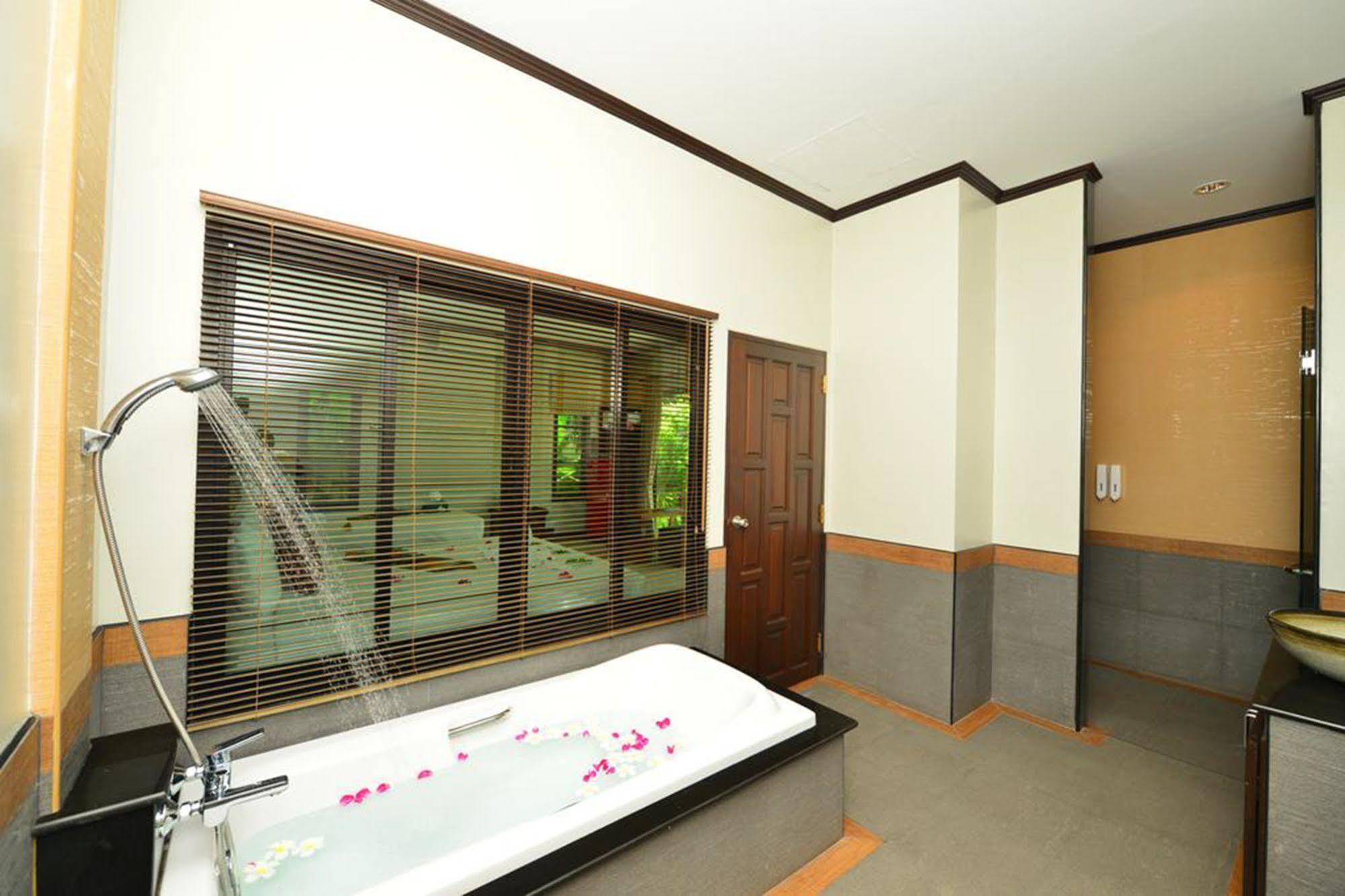 Naiharn Garden Villa Phuket Kültér fotó